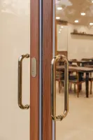 월넛과 황동이 만나는 프리미엄 한식당 도어